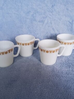 Set of 4 PYREX Corning Butterfly Gold Coffee Cups Mugs D Handle #1410 Milk Glass